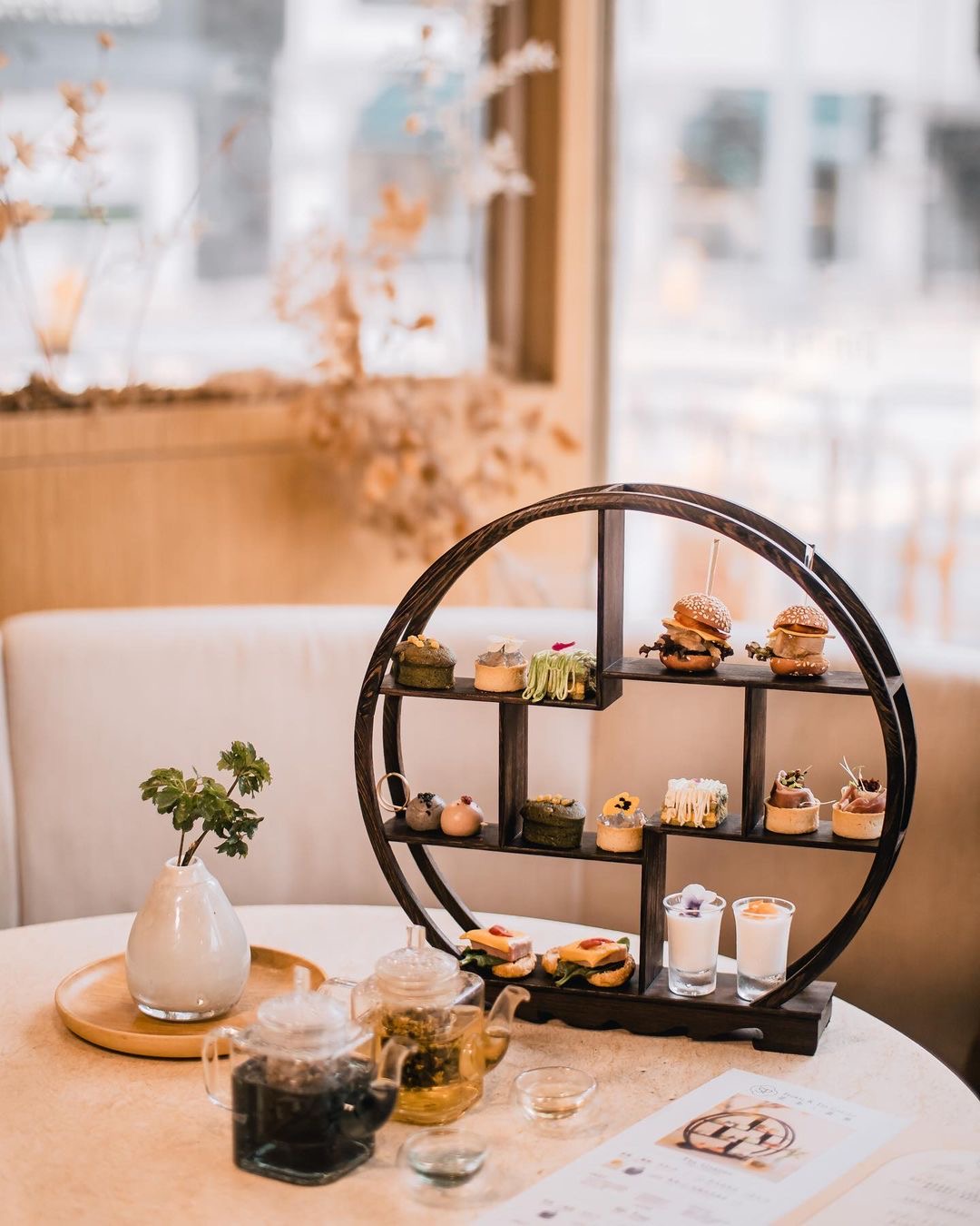 <p>Enjoy an elegant afternoon tea experience in a stylish floral-themed tearoom.</p>
