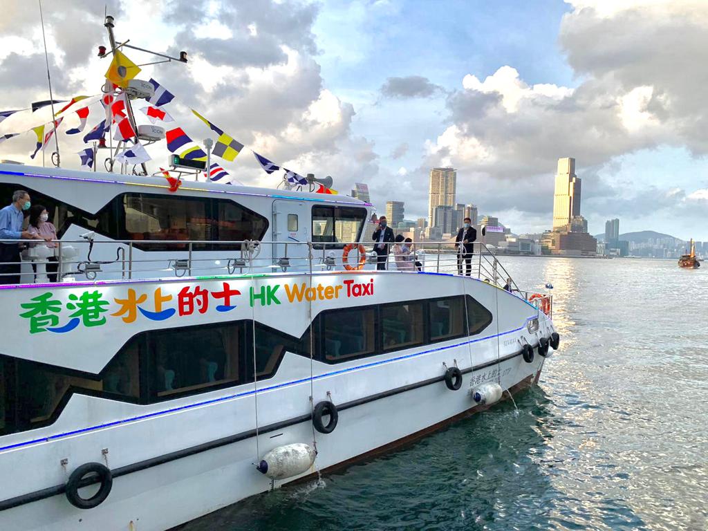 <p>登上「香港水上的士」觀賞維港兩岸美景。</p>
